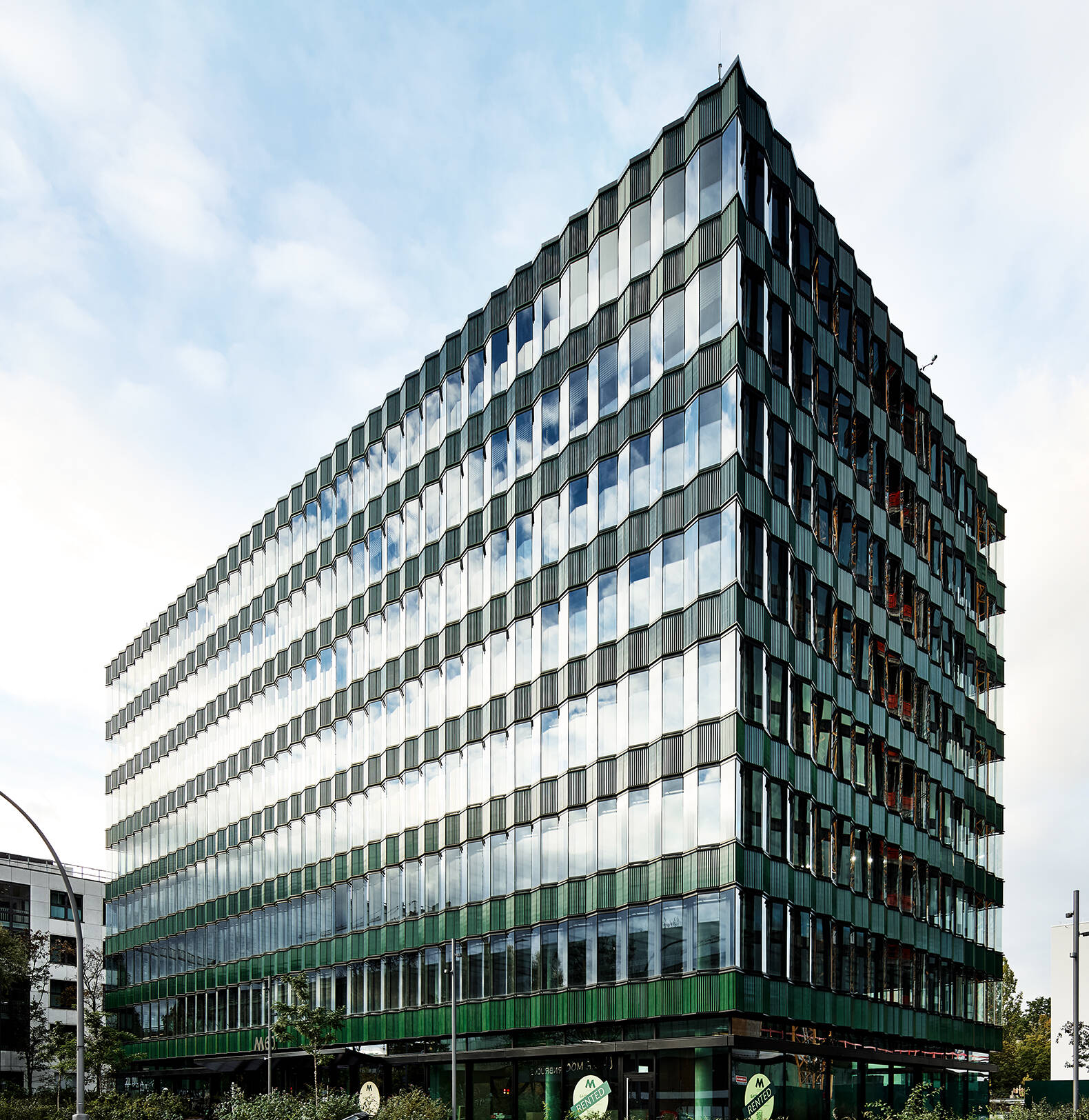 Moderne Loft-Architektur der Macherei Berlin mit großflächigen ISOLAR Glasfronten in einer markanten roten Backsteinfassade.