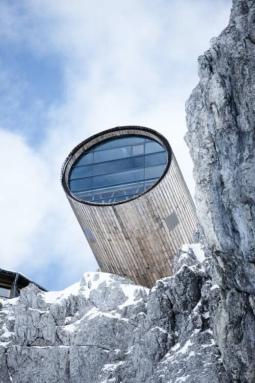 Detailansicht der ORNILUX Vogelschutzverglasung an der Bergstation der Karwendelbahn, die durch spezielle Beschichtung Kollisionen in der alpinen Berglandschaft verhindert.