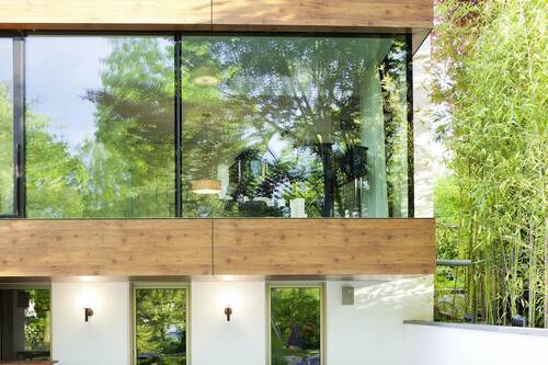 Moderne Glasfassade eines Wohnhauses in Waldesch mit integriertem ORNILUX Vogelschutzglas von Arnold Glas, das Ästhetik und Naturschutz im privaten Bauen vereint.