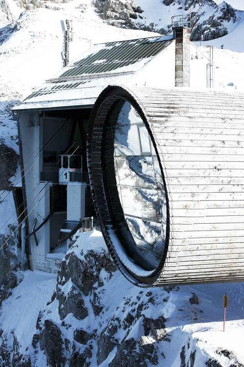 Außenansicht der Karwendelbahn-Bergstation in Mittenwald mit ORNILUX Vogelschutzglas von Arnold Glas zum Schutz der alpinen Vogelwelt vor Glasanflug.