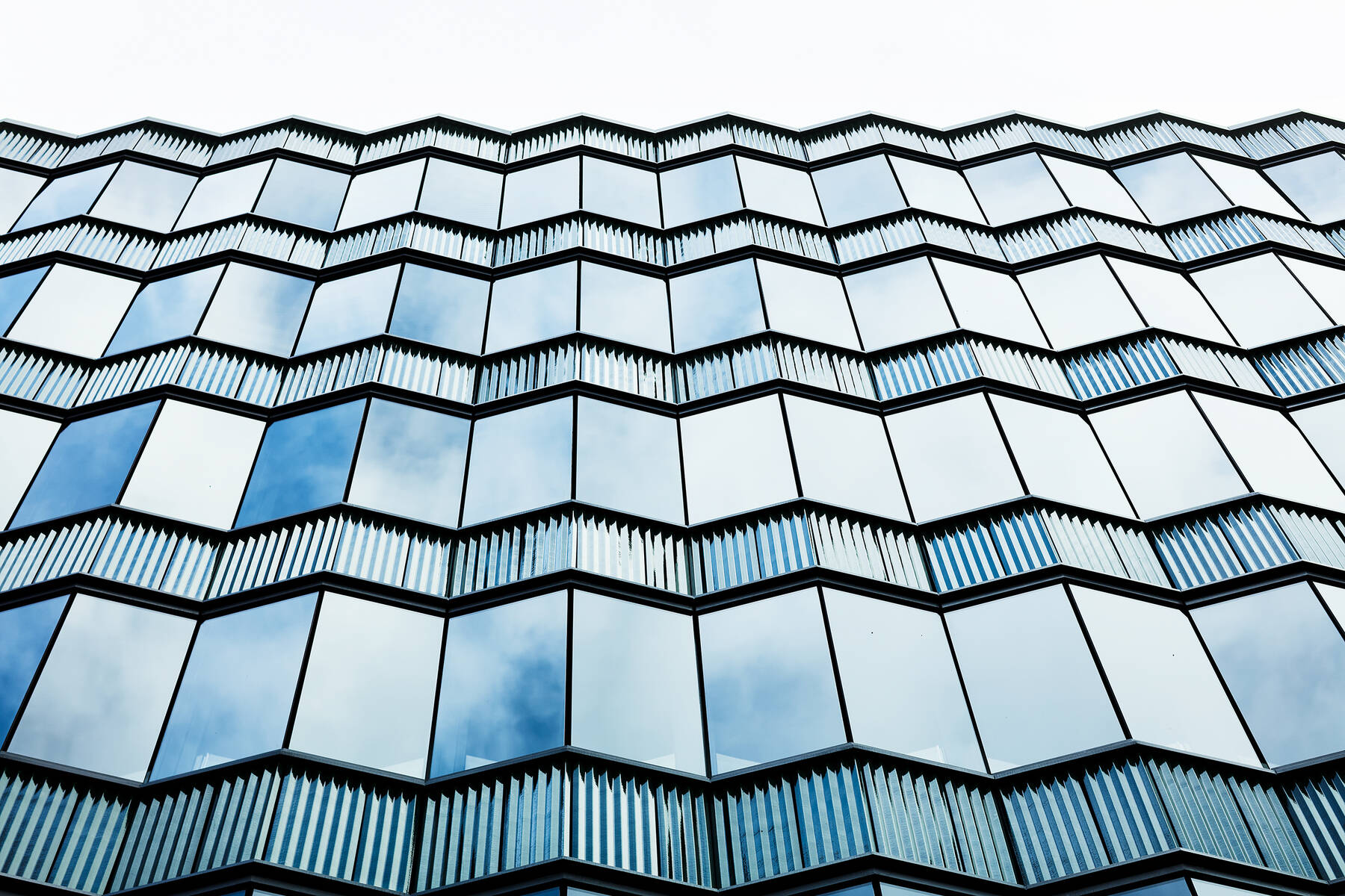 Außenansicht eines Bürogebäudes im Macherei-Quartier Berlin mit hochisolierender Dreifach-Verglasung für maximale Energieeffizienz.