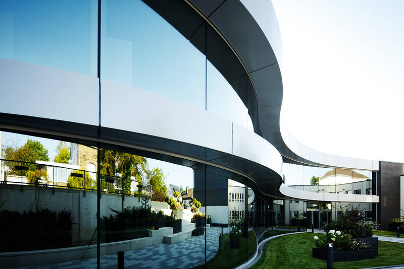 Exterior view of the Wera Werkzeuge corporate building in Wuppertal-Cronenberg featuring a modern ISOLAR glass facade that reflects the brand's innovative spirit.