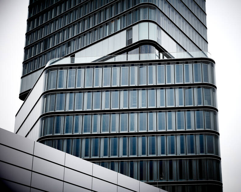 The Porsche Design Tower combines the distinctive Porsche design language with innovative glass solutions from ISOLAR, setting architectural standards in transparency and elegance.