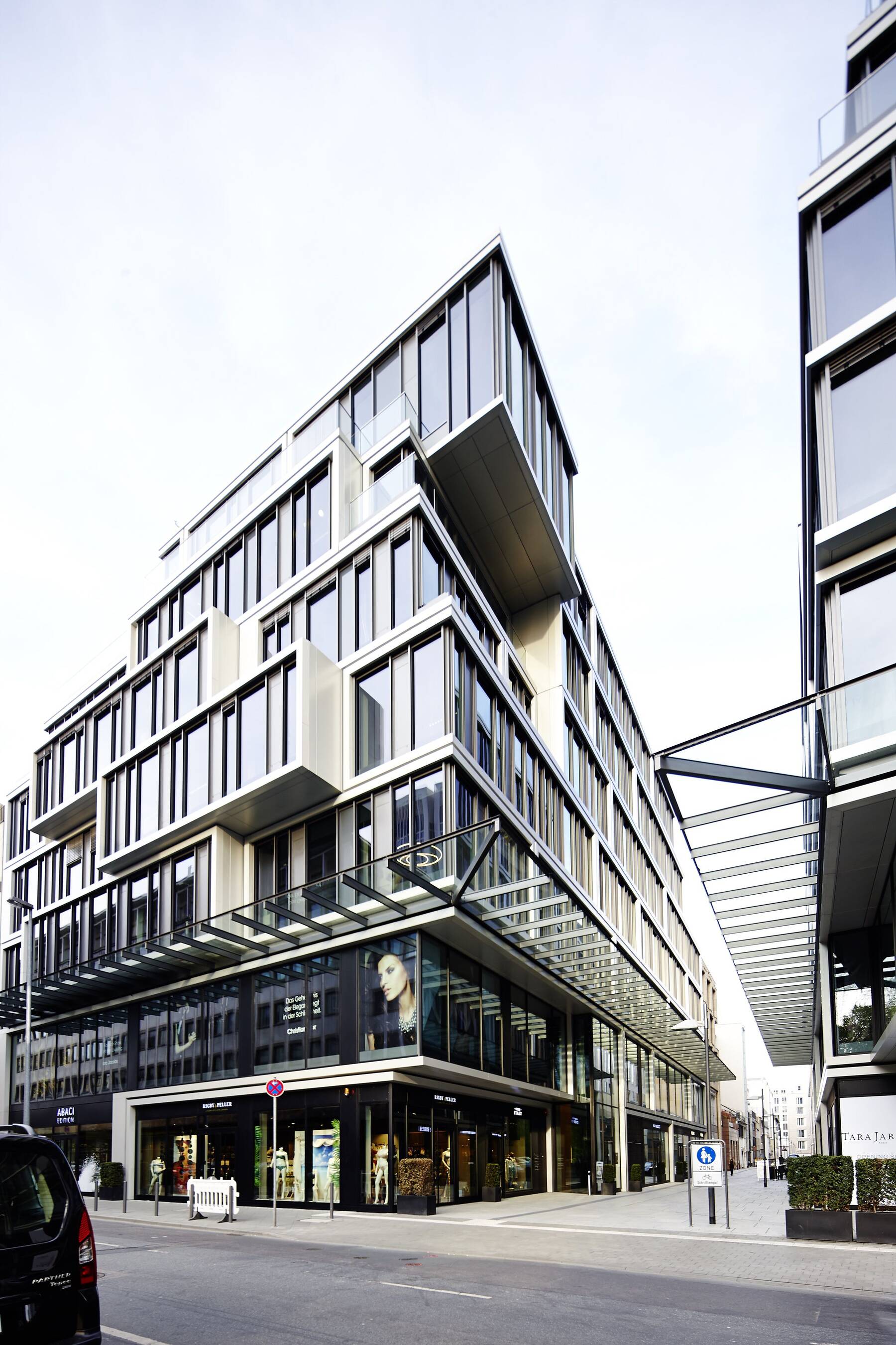 The ISOLAR SOLARLUX glazing at the MaRo Opera Quarter in Frankfurt am Main showcases premium architecture, high transparency, and energy-efficient façade technology in an urban landmark project.