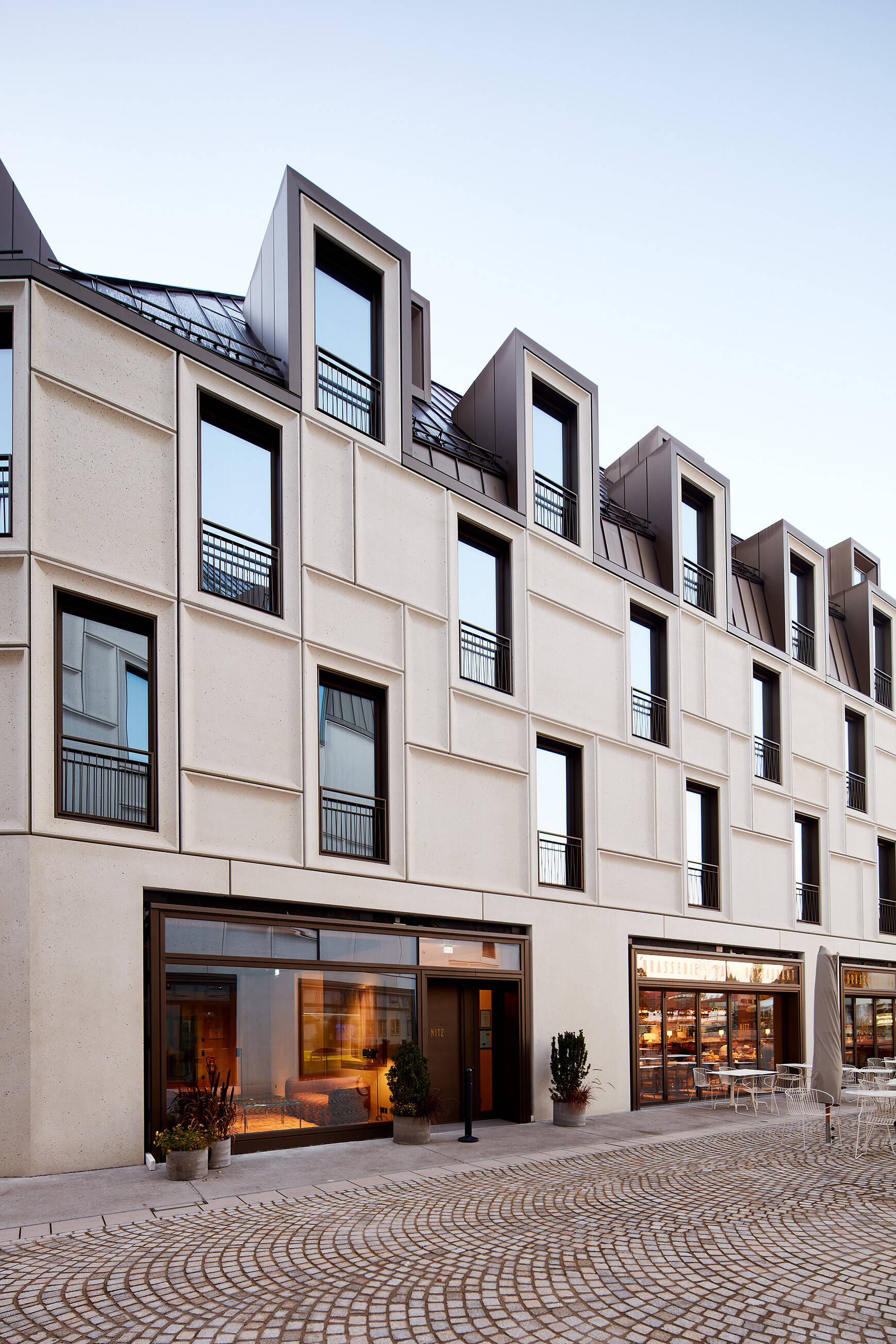 Modern facade view of the Augustinerhof in Nuremberg featuring ISOLAR glass and a clear architectural structure.