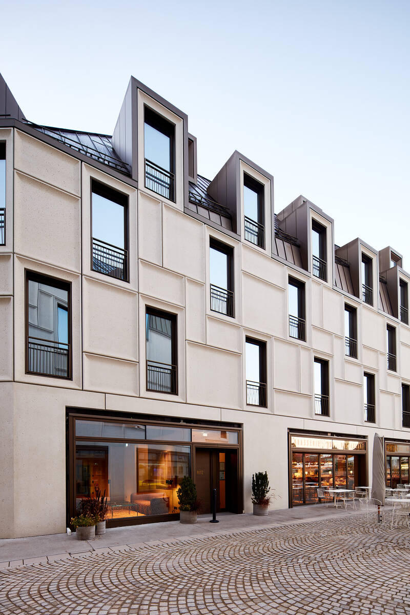 Modern facade view of the Augustinerhof in Nuremberg featuring ISOLAR glass and a clear architectural structure.