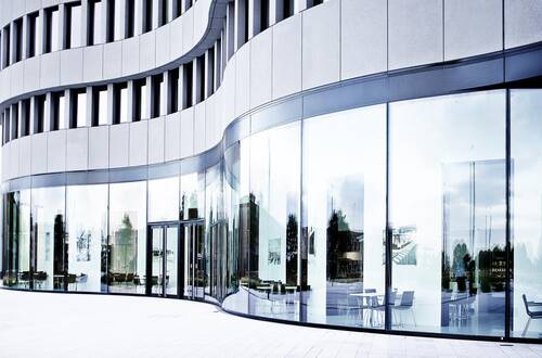 Fassade des Leica-Gebäudes in Wetzlar mit ISOLAR NEUTRALUX Glas von Arnold Glas