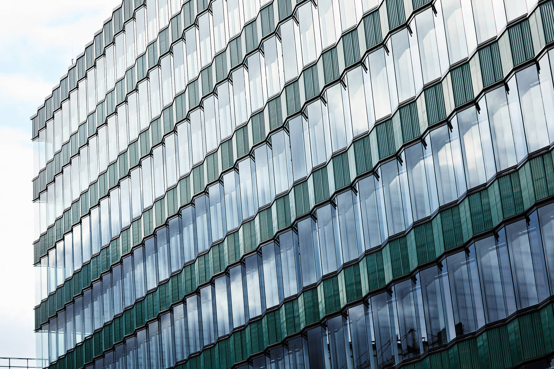 Detailaufnahme der Fensterfronten in der Macherei Berlin; die dunklen Profile und das ISOLAR Funktionsglas unterstreichen den modernen Industrie-Look.