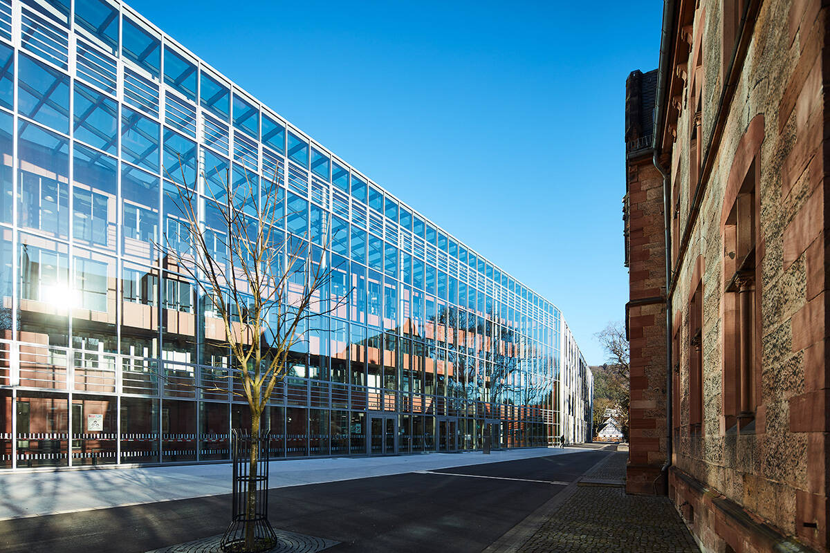 The new Central Library of the University of Marburg harmoniously combines modern architecture with the historic old town, shaping the cityscape of this city in central Hesse.